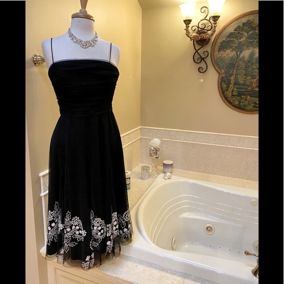 Eliza J Dresses & Skirts - Eliza J NWOT beautiful black dress with white design at bottom size 6